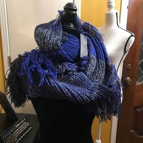 BCBG MaxAzria yarn scarf blue, black and white. NWT - Picture 4 of 4